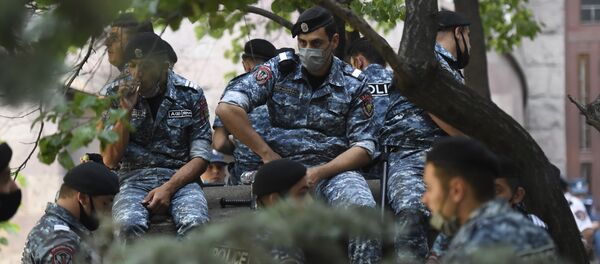 Полиция у здания СНБ, где собралась толпа в поддержку Гагика Царукяна (14 июня 2020). Еревaн - Sputnik Армения