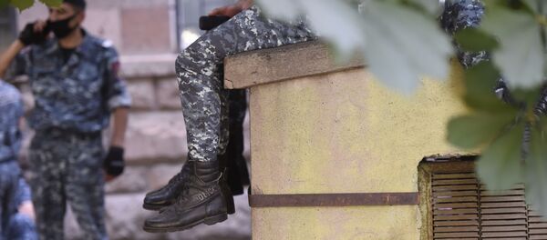 Полиция у здания СНБ, где собралась толпа в поддержку Гагика Царукяна (14 июня 2020). Еревaн - Sputnik Армения