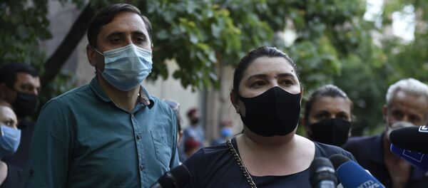 Депутаты Арман Абовян и Ивета Тоноян у здания СНБ, где собралась толпа в поддержку Гагика Царукяна (14 июня 2020). Еревaн - Sputnik Армения