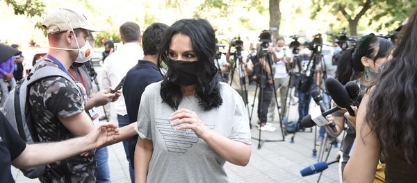 Депутат Наира Зограбян во время протеста у здания СНБ, где проходит допрос Гагика Царукяна (14 июня 2020). Еревaн Депутат Наира Зограбян во время протеста у здания СНБ, где проходит допрос Гагика Царукяна (14 июня 2020). Еревaн - Sputnik Արմենիա