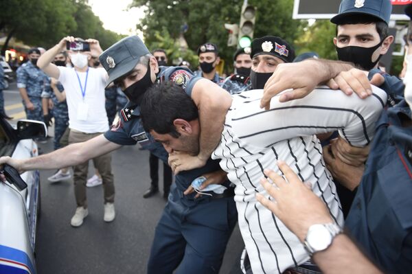 Царукян под прицелом: хронология того, что произошло в Ереване в воскресенье - Sputnik Армения