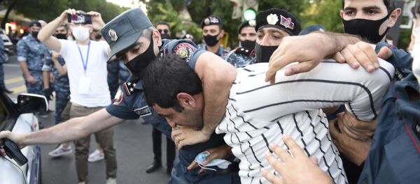 Полиция пытается поддержать порядок у здания СНБ, где собралась толпа в поддержку Гагика Царукяна (14 июня 2020). Еревaн - Sputnik Армения