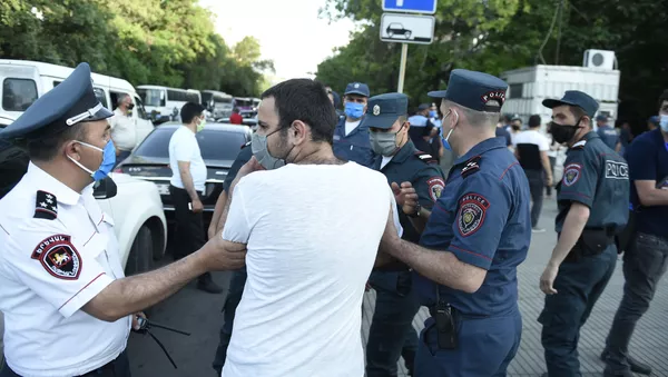 Полиция пытается поддержать порядок у здания СНБ, где собралась толпа в поддержку Гагика Царукяна (14 июня 2020). Еревaн - Sputnik Армения