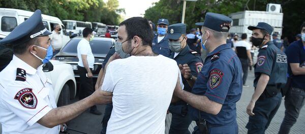 Полиция пытается поддержать порядок у здания СНБ, где собралась толпа в поддержку Гагика Царукяна (14 июня 2020). Еревaн - Sputnik Армения