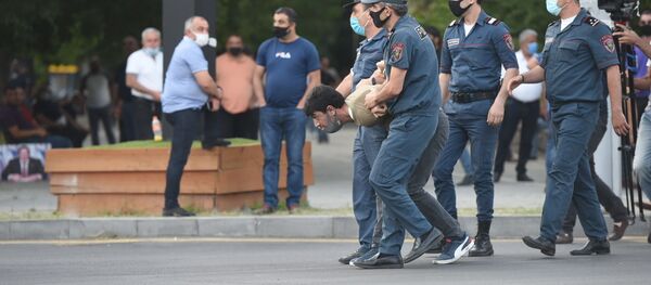 Полиция пытается поддержать порядок у здания СНБ, где собралась толпа в поддержку Гагика Царукяна (14 июня 2020). Еревaн - Sputnik Արմենիա