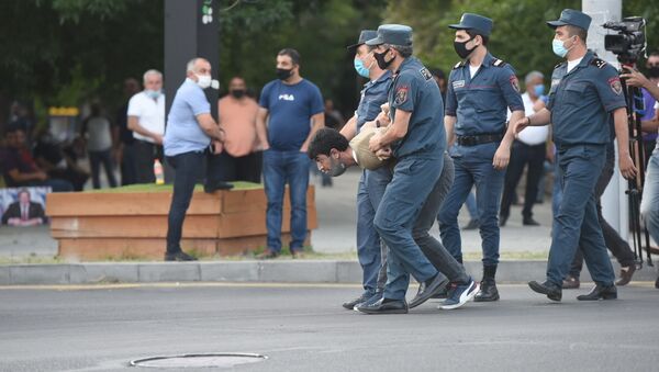 Полиция пытается поддержать порядок у здания СНБ, где собралась толпа в поддержку Гагика Царукяна (14 июня 2020). Еревaн - Sputnik Արմենիա