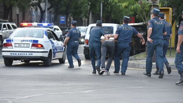 Полиция пытается поддержать порядок у здания СНБ, где собралась толпа в поддержку Гагика Царукяна (14 июня 2020). Еревaн - Sputnik Արմենիա