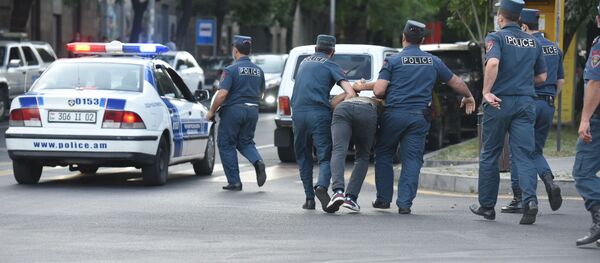Полиция пытается поддержать порядок у здания СНБ, где собралась толпа в поддержку Гагика Царукяна (14 июня 2020). Еревaн Полиция пытается поддержать порядок у здания СНБ, где собралась толпа в поддержку Гагика Царукяна (14 июня 2020). Еревaн - Sputnik Армения