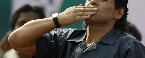 Тренер сборной Аргентины по футболу и бывшая звезда футбола Диего Армандо Марадона посылает воздушный поцелуй своим поклонникам по прибытии в Махешталу, на окраине Калькутты (6 декабря 2008). Индия - Sputnik Армения