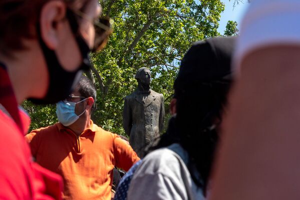 Գրիբոյեդովի արձանը՝ ԱԱԾ շենքի դիմաց անցկացվող բողոքի ակցիայի ֆոնին - Sputnik Արմենիա