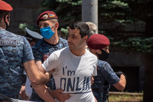 Полиция пытается поддержать порядок у здания СНБ, где собралась толпа в поддержку Гагика Царукяна (14 июня 2020). Еревaн - Sputnik Армения