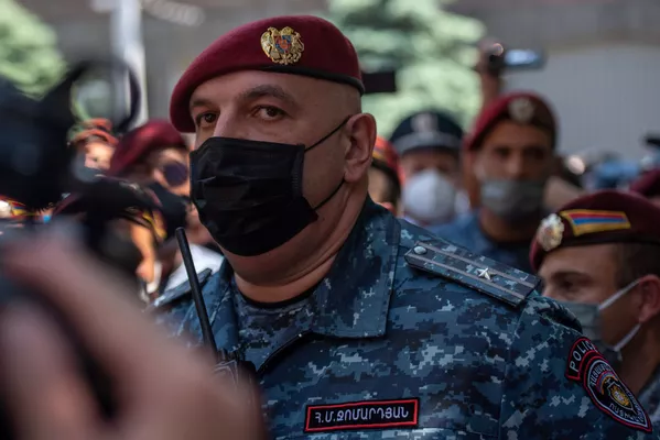 Толпа у здания СНБ в поддержку Гагика Царукяна, вызванного на допрос (14 июня 2020). Еревaн - Sputnik Армения