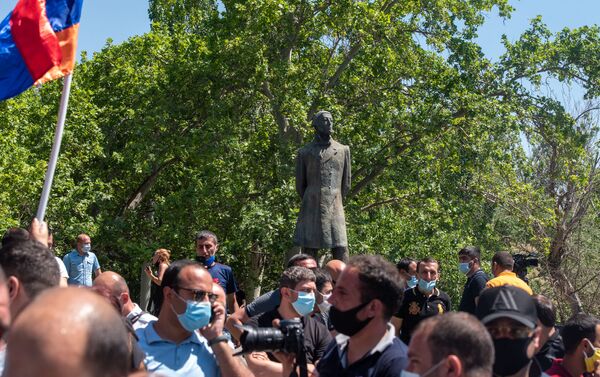 Памятник Микаэлу Налбандяну на фоне протестов у здания СНБ, где проходит допрос Гагика Царукяна (14 июня 2020). Еревaн - Sputnik Армения