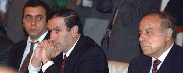 Президенты Армении и Азербайджана Левон Тер-Петросян и Гейдар Алиев во время совещания глав государств-членов СНГ (27 сентября 1993). Москвa Президенты Армении и Азербайджана Левон Тер-Петросян и Гейдар Алиев во время совещания глав государств-членов СНГ (27 сентября 1993). Москвa - Sputnik Արմենիա