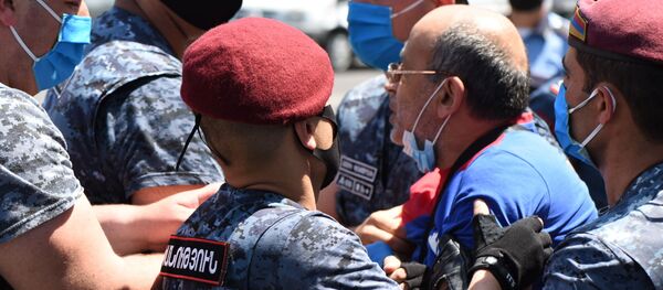  Ситуация у парламента во время обсуждения вопроса лишения Царукяна депутатской неприкосновенности (16 июня 2020). Еревaн - Sputnik Армения