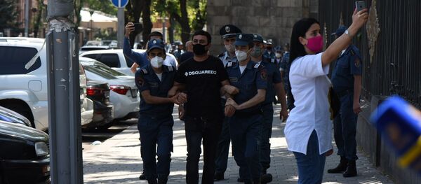 Ситуация у парламента во время обсуждения вопроса лишения Царукяна депутатской неприкосновенности (16 июня 2020). Еревaн Ситуация у парламента во время обсуждения вопроса лишения Царукяна депутатской неприкосновенности (16 июня 2020). Еревaн - Sputnik Армения