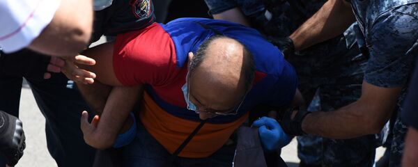 Ситуация у парламента во время обсуждения вопроса лишения Царукяна депутатской неприкосновенности (16 июня 2020). Еревaн Ситуация у парламента во время обсуждения вопроса лишения Царукяна депутатской неприкосновенности (16 июня 2020). Еревaн - Sputnik Արմենիա