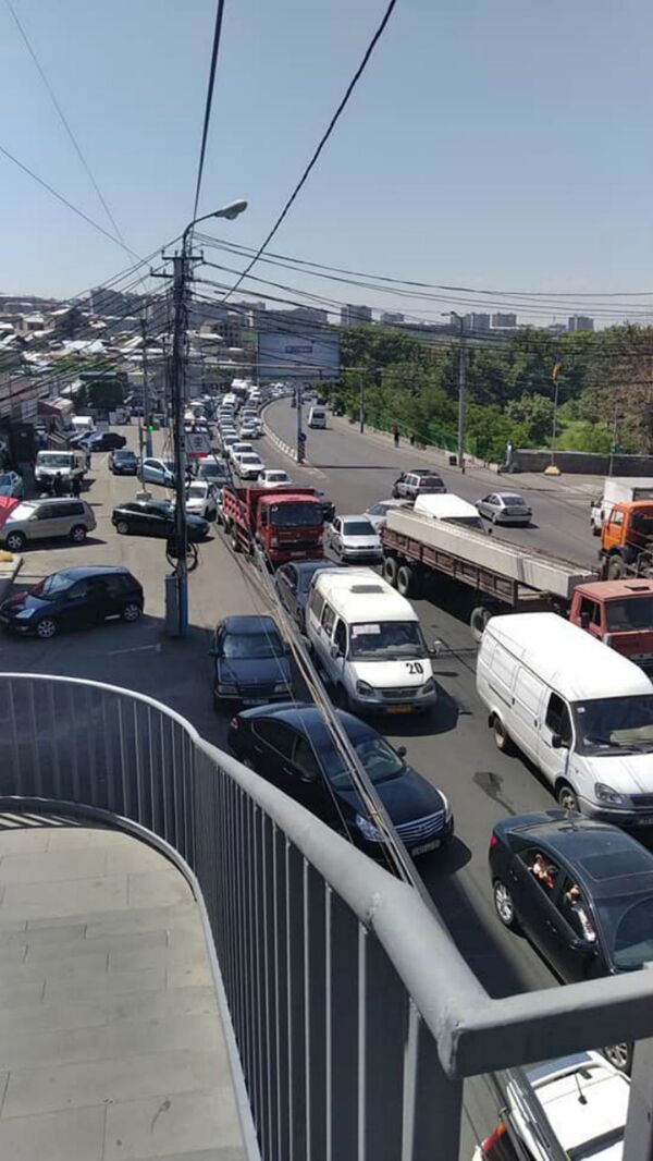 Գագիկ Ծառուկյանի աջակիցները բեռնատարներով փակել են փողոցը - Sputnik Արմենիա