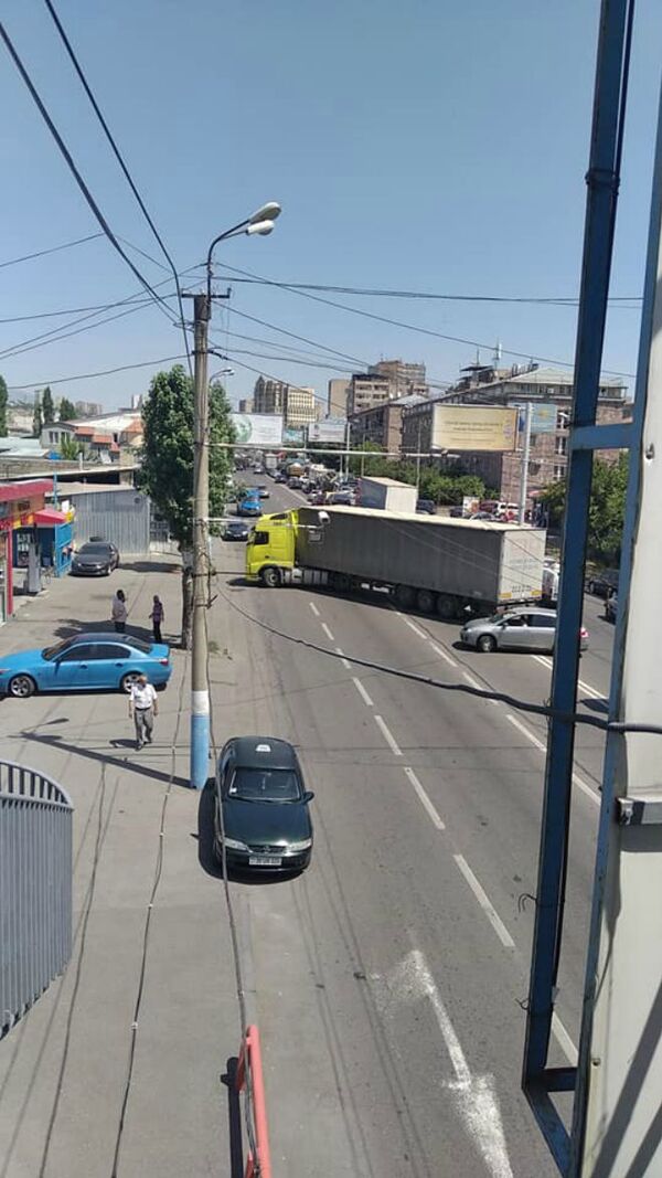 Գագիկ Ծառուկյանի աջակիցները բեռնատարներով փակել են փողոցը - Sputnik Արմենիա