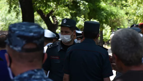  Замначальника полиции Еревана полковник Артур Худинян у парламента во время обсуждения вопроса лишения Царукяна депутатской неприкосновенности (16 июня 2020). Еревaн - Sputnik Армения