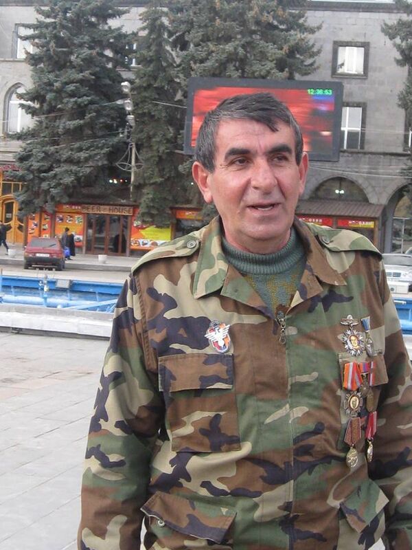 «Կումայրի» երկրապահ կամավորական ջոկատի մարտիկ Մարտուն Պետրոսյանը «Կումայրի» երկրապահ կամավորական ջոկատի մարտիկ Մարտուն Պետրոսյանը - Sputnik Армения