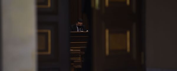 Вице-президент НС Армении Ален Симонян на заседании Парламента по вопросу лишения Гагика Царукяна депутатской неприкосновенности (16 июня 2020). Еревaн - Sputnik Արմենիա