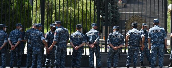 Ситуация у парламента во время обсуждения вопроса лишения Царукяна депутатской неприкосновенности (16 июня 2020). Еревaн Ситуация у парламента во время обсуждения вопроса лишения Царукяна депутатской неприкосновенности (16 июня 2020). Еревaн - Sputnik Армения