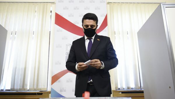 Ален Симонян во время голосования после заседания Парламента по вопросу лишения Гагика Царукяна депутатской неприкосновенности (16 июня 2020). Еревaн - Sputnik Армения
