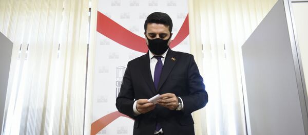 Ален Симонян во время голосования после заседания Парламента по вопросу лишения Гагика Царукяна депутатской неприкосновенности (16 июня 2020). Еревaн Ален Симонян во время голосования после заседания Парламента по вопросу лишения Гагика Царукяна депутатской неприкосновенности (16 июня 2020). Еревaн - Sputnik Армения