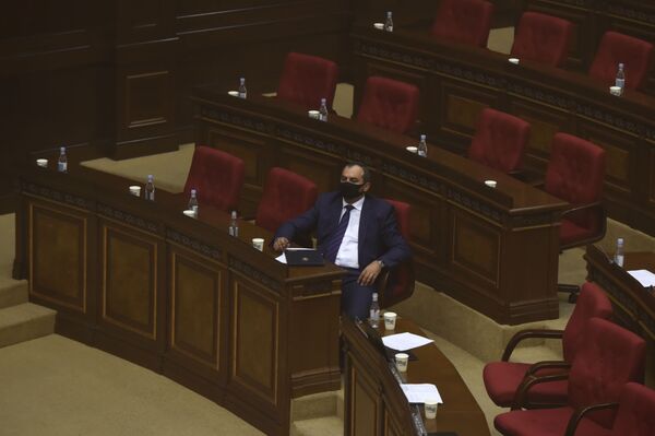 Генеральный прокурор Артур Давтян во время перерыва заседания Парламента по вопросу лишения Гагика Царукяна депутатской неприкосновенности (16 июня 2020). Еревaн - Sputnik Армения