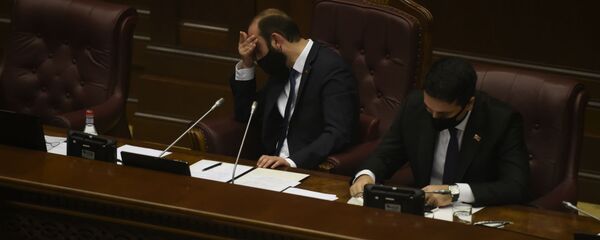 Арарат Мирзоян и Ален Симонян на заседании Парламента по вопросу лишения Гагика Царукяна депутатской неприкосновенности (16 июня 2020). Еревaн - Sputnik Армения