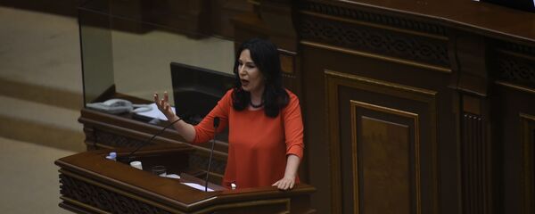 Депутат Наира Зограбян на заседании Парламента по вопросу лишения Гагика Царукяна депутатской неприкосновенности (16 июня 2020). Еревaн - Sputnik Армения