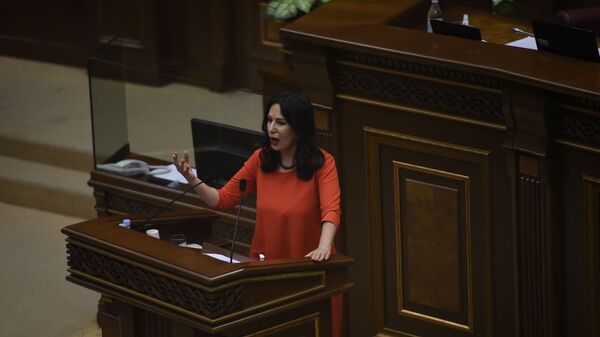 Депутат Наира Зограбян на заседании Парламента по вопросу лишения Гагика Царукяна депутатской неприкосновенности (16 июня 2020). Еревaн - Sputnik Армения