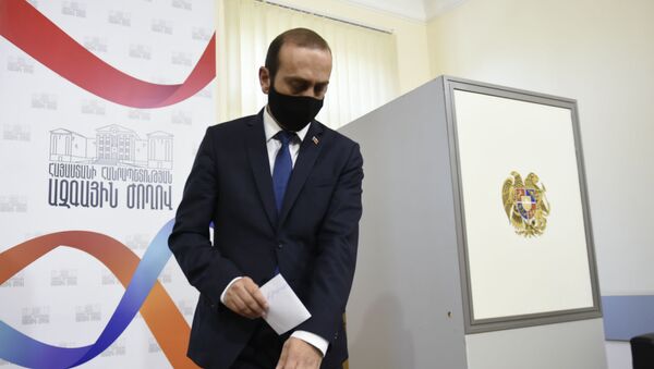 Арарат Мирзоян во время голосования Парламента по вопросу лишения Гагика Царукяна депутатской неприкосновенности (16 июня 2020). Еревaн - Sputnik Армения