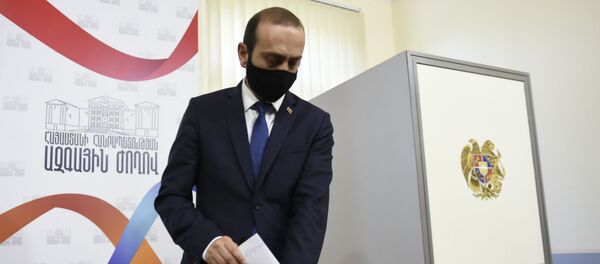 Арарат Мирзоян во время голосования Парламента по вопросу лишения Гагика Царукяна депутатской неприкосновенности (16 июня 2020). Еревaн - Sputnik Армения