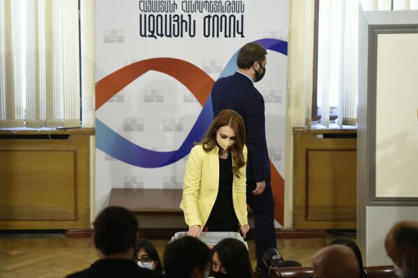 Лилит Макунц во время голосования после заседания Парламента по вопросу лишения Гагика Царукяна депутатской неприкосновенности (16 июня 2020). Еревaн - Sputnik Армения