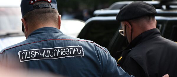 События у здания СНБ после заседания Парламента по вопросу лишения Гагика Царукяна депутатской неприкосновенности (16 июня 2020). Еревaн - Sputnik Армения