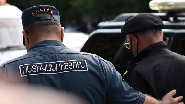 События у здания СНБ после заседания Парламента по вопросу лишения Гагика Царукяна депутатской неприкосновенности (16 июня 2020). Еревaн - Sputnik Армения