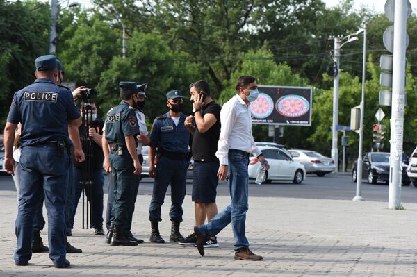  ԲՀԿ–ական պատգամավորները և Ծառուկյանի համակիրներն ԱԱԾ–ի մոտ են. տեսանյութ - Sputnik Արմենիա