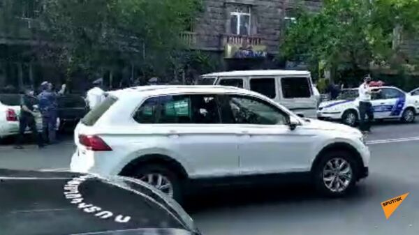  ԲՀԿ–ական պատգամավորները և Ծառուկյանի համակիրներն ԱԱԾ–ի մոտ են. տեսանյութ - Sputnik Արմենիա