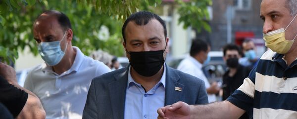 Депутат Ваге Энфиаджян у здания СНБ после заседания Парламента по вопросу лишения Гагика Царукяна депутатской неприкосновенности (16 июня 2020). Еревaн - Sputnik Արմենիա