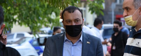 Депутат Ваге Энфиаджян у здания СНБ после заседания Парламента по вопросу лишения Гагика Царукяна депутатской неприкосновенности (16 июня 2020). Еревaн Депутат Ваге Энфиаджян у здания СНБ после заседания Парламента по вопросу лишения Гагика Царукяна депутатской неприкосновенности (16 июня 2020). Еревaн - Sputnik Армения