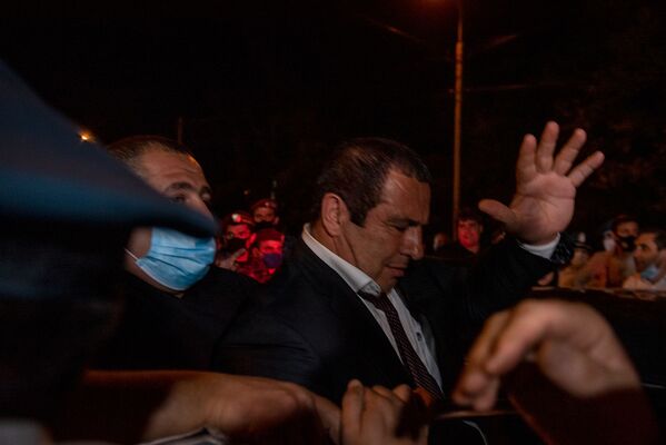 Депутат Гагик Царукян выходит из здания СНБ после допроса - Sputnik Армения