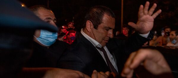 Гагик Царукян вышел из здания СНБ (16 июня 2020). Еревaн Гагик Царукян вышел из здания СНБ (16 июня 2020). Еревaн - Sputnik Արմենիա