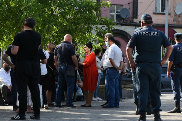  ԲՀԿ–ական պատգամավորները և Ծառուկյանի համակիրներն ԱԱԾ–ի մոտ են. տեսանյութ - Sputnik Արմենիա