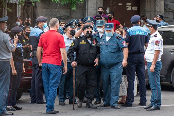  ԲՀԿ–ական պատգամավորները և Ծառուկյանի համակիրներն ԱԱԾ–ի մոտ են. տեսանյութ - Sputnik Արմենիա