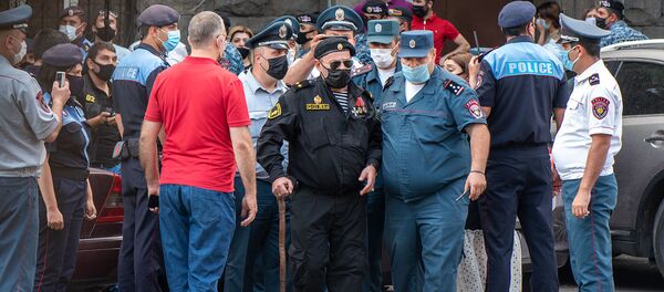 События у здания СНБ после заседания Парламента по вопросу лишения Гагика Царукяна депутатской неприкосновенности (16 июня 2020). Еревaн - Sputnik Армения