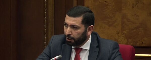 Депутат от фракции Мой Шаг Рустам Бакоян на очередном заседании парламента (11 февраля 2020). Еревaн - Sputnik Армения