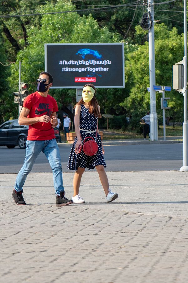 Սև, սպիտակ, մոխրագույն․ ի՞նչ վտանգներ են պարունակում հայերի սիրած գունավոր դիմակները Սև, սպիտակ, մոխրագույն․ ի՞նչ վտանգներ են պարունակում հայերի սիրած գունավոր դիմակները - Sputnik Արմենիա