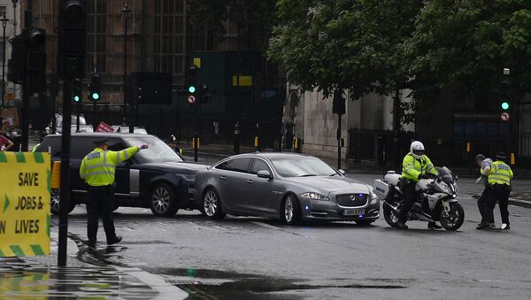 Полицейский задерживает подбежавшего к автомобилю Бориса Джонсона протестующего из прокурдской демонстрации, из-за которого впоследствии был сбит следовавшим за ним автомобилем (17 июня 2020). Лондон - Sputnik Армения